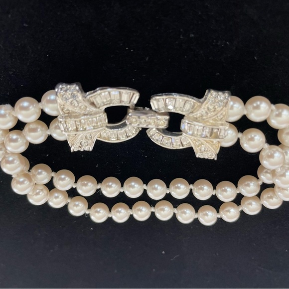 Jewelry - Elegant Faux Pearl Bracelet with Silver tone Clasp